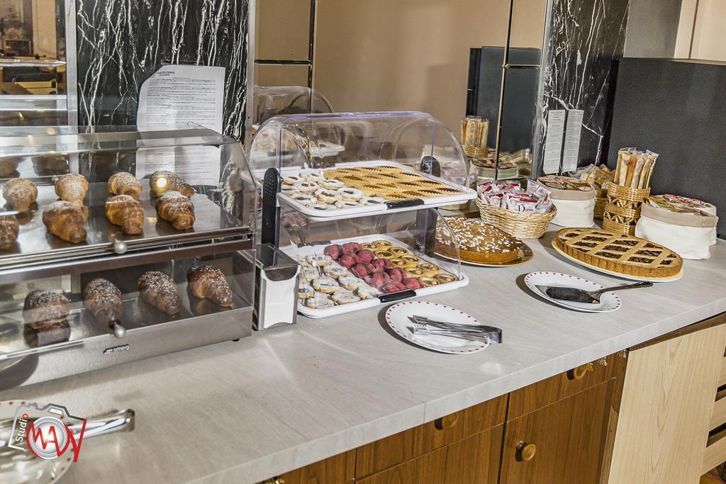 Hotel Moderno Лекко Экстерьер фото