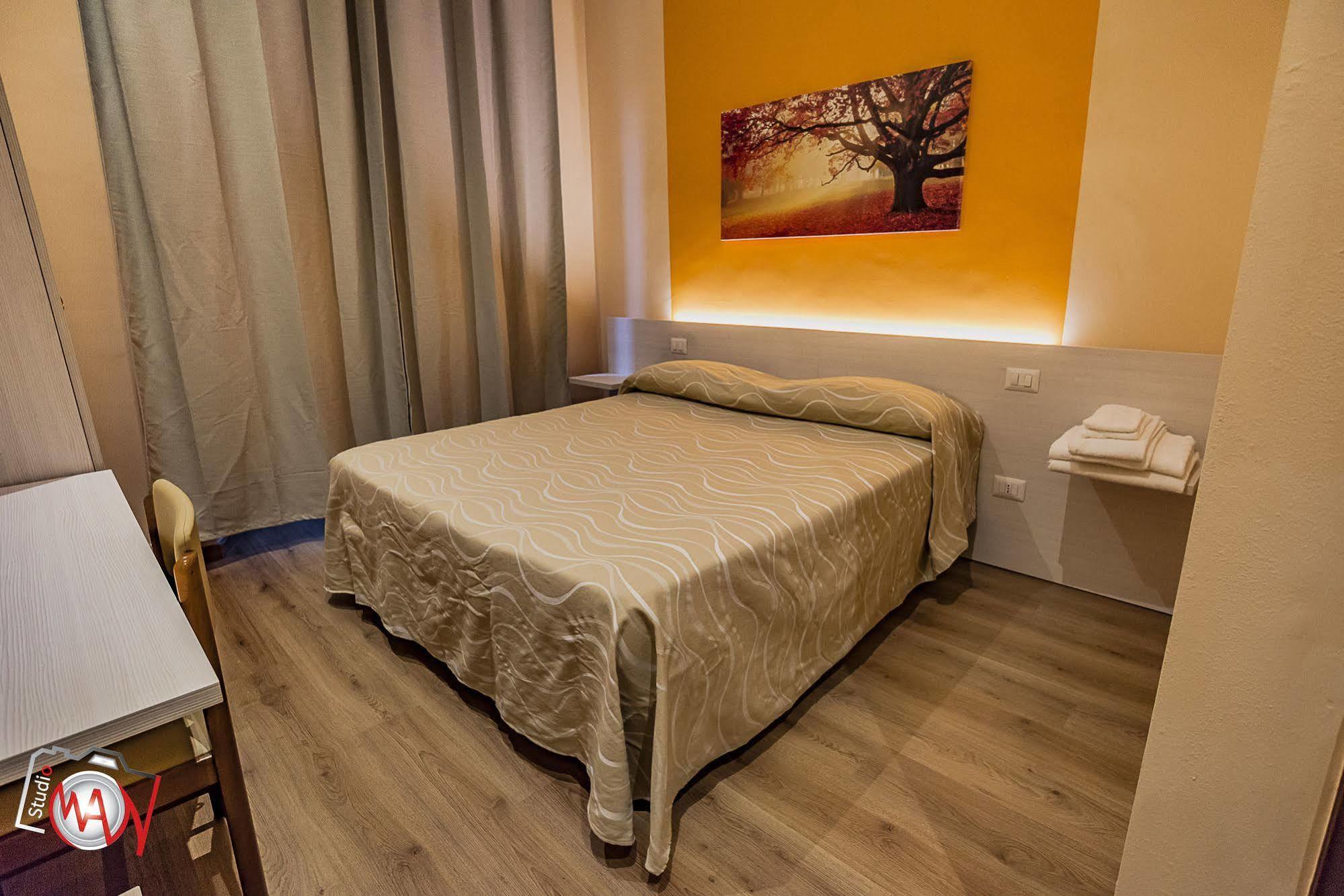 Hotel Moderno Лекко Экстерьер фото